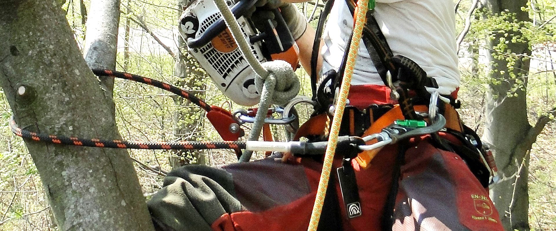 Kletterer hängt in der Kurzsicherung, bei der der Karabiner durch Reibung aufgegangen ist.