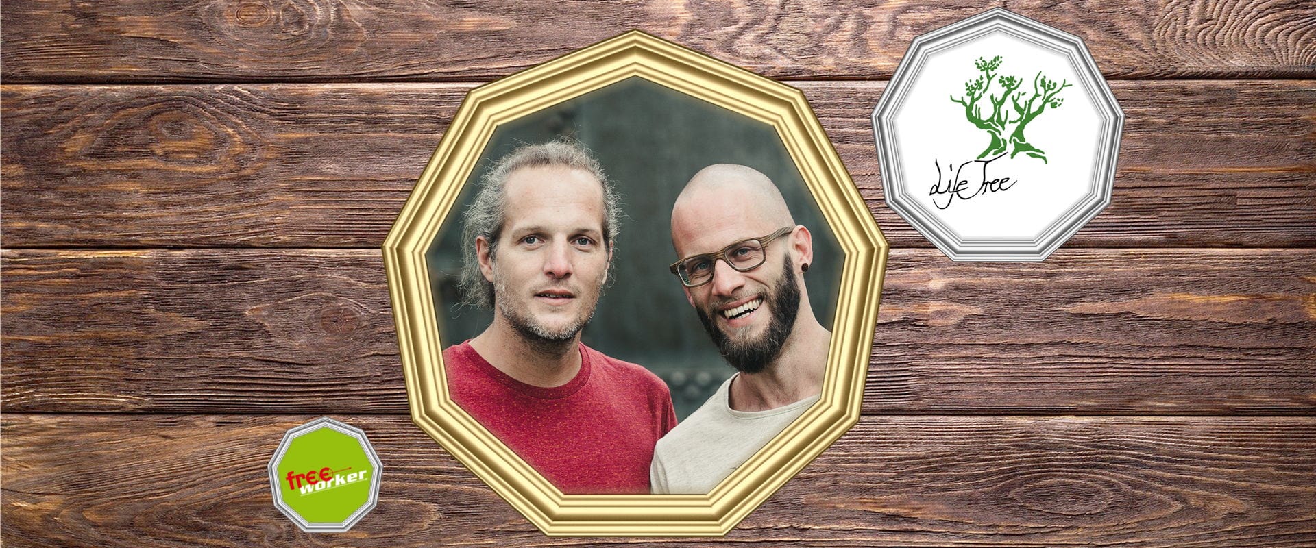 Protrait der Gründer von Life-Tree in einem goldenen, neuneckigen Rahmen: Martin Benedek und Manuel Sanktjohanser. Im Hintergrund sind die Logos von Freeworker und Life-Tree vor einer Holzwand zu sehen.
