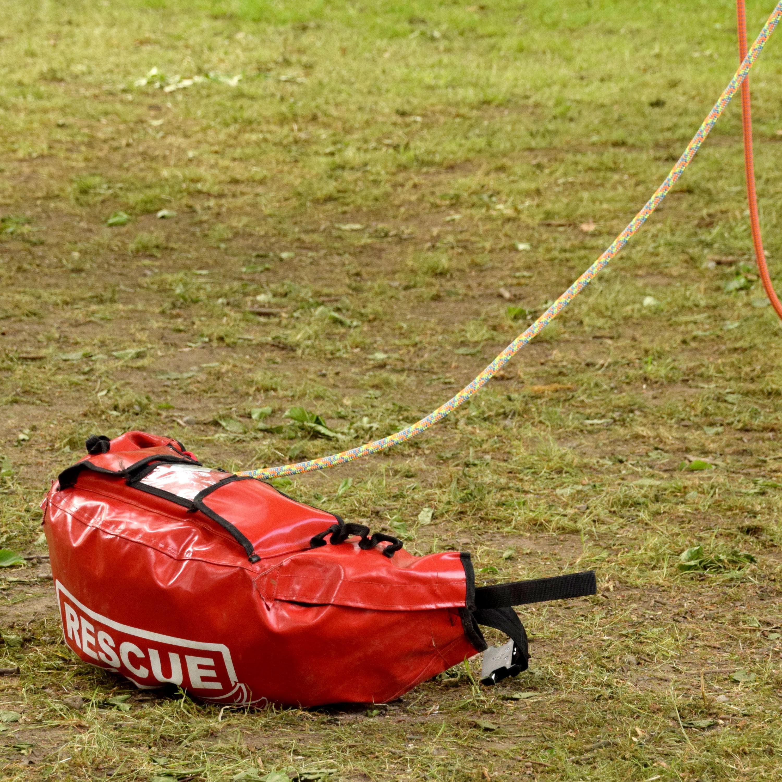 Rescue Banana liegt auf dem Boden. Ein Seil ragt aus ihr heraus und reicht bin in einen Baum.