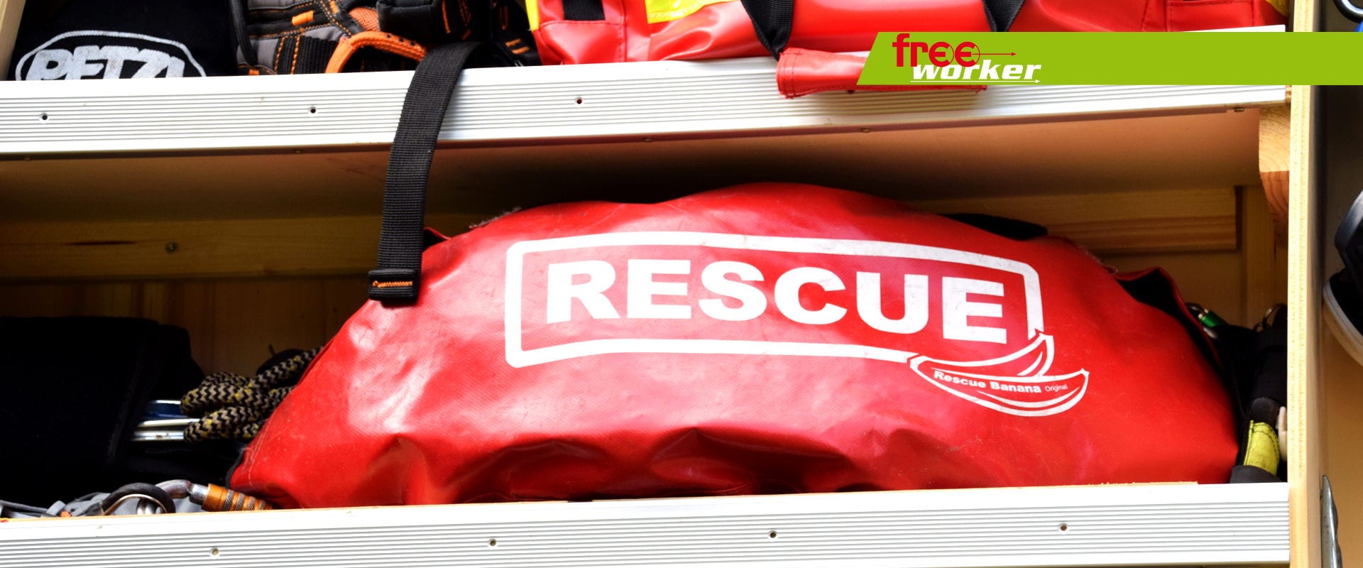 Rescue Banana in rot mit weißer Schrift liegt in einem Schrank.