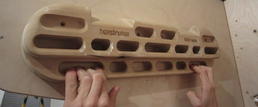 Der Beastmaker ist ein Trainingsgerät aus Holz, das zahlreiche Löcher hat, um sich daran hinzuhängen.