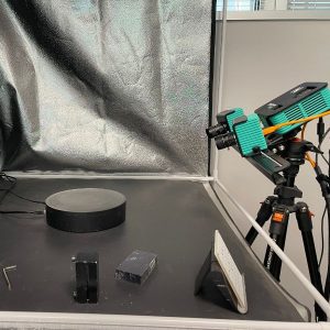 3D Scanner blickt auf ein Podest auf einem Tisch.