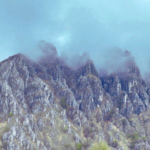 Berggipfel in Premana im Nebel.