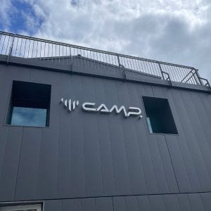 Graues Industriegebäude mit dem Logo der FIrma C.A.M.P