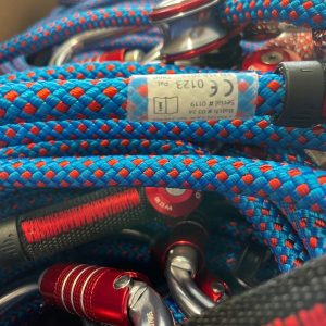 Blau-rote SEile der Firma Camp