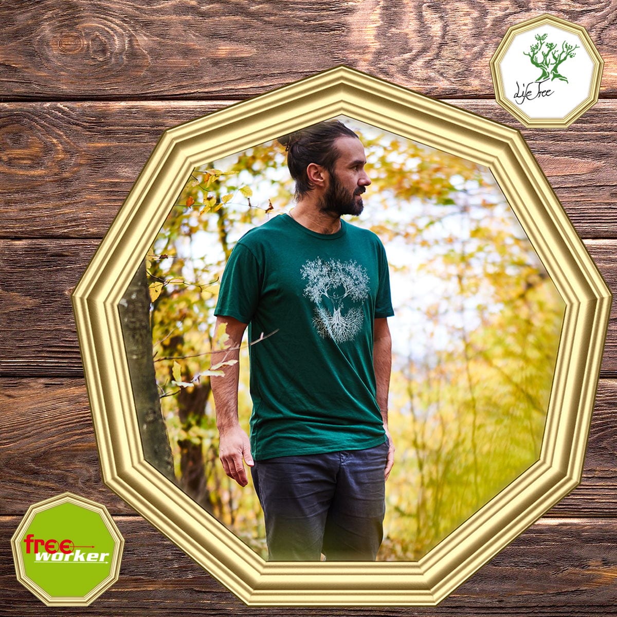 Mann mit einem dunkelgrünen Life-Tree T-Shirt in einem goldenen Rahmen.