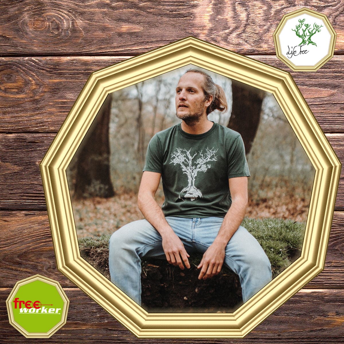 Mann mit einem dunkelgrünen Life-Tree T-Shirt in einem goldenen Rahmen.