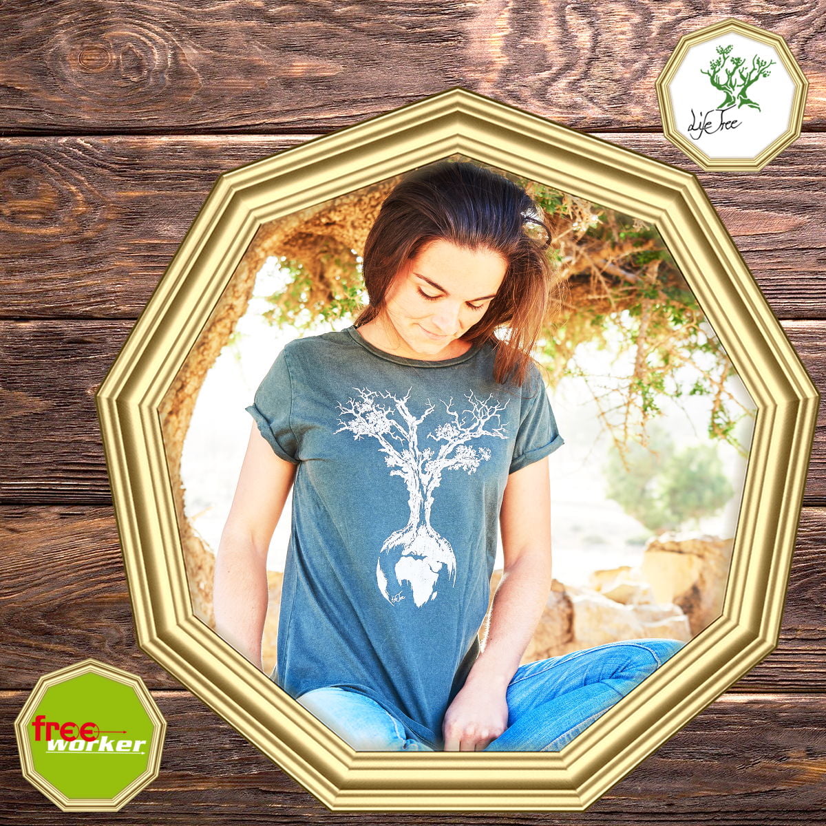 Eine Frau in einem blauen Life-Tree T-Shirt in einem goldenen Rahmen.