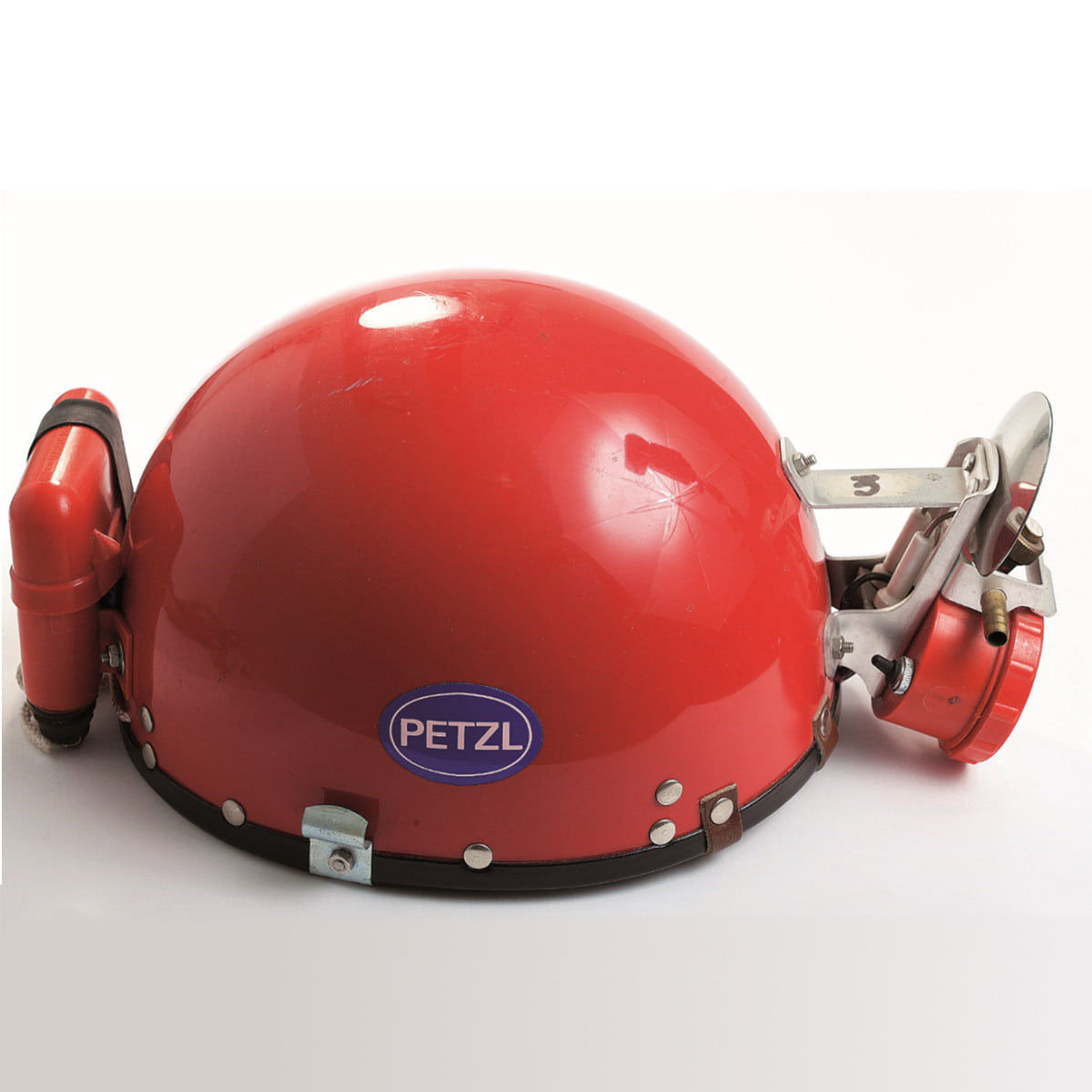 Ein früher Helm für Höhlenforscher in rot. (Foto: Petzl)