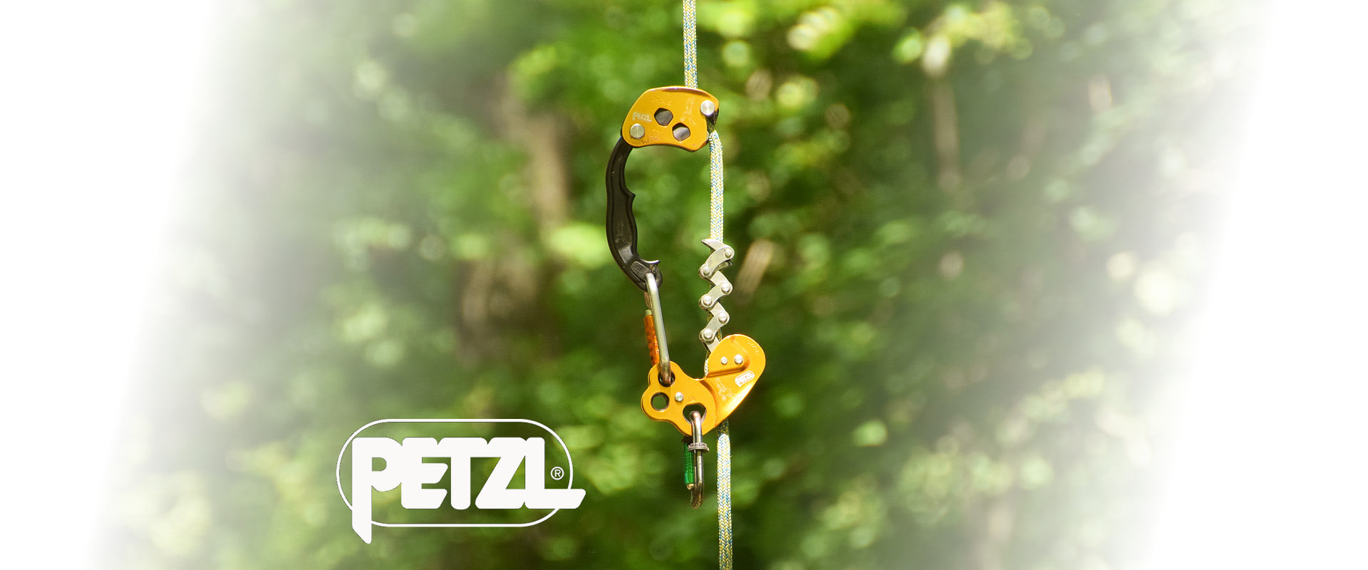 ZigZag hängt am Seil. Das Petzl Logo ist auf dem Foto zu sehen.