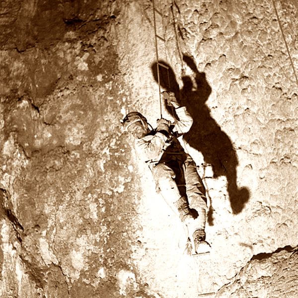 Fernand Petzl hängt am Seil an einer Felswand. (Foto: Petzl)