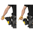 Toolbag 1.5 von Petzl, gelb-schwarze Tasche mit Kordelzug, an einem Klettergurt befestigt, zwei Bilder mit Person, die Handschuhe trägt und die Kordel zieht