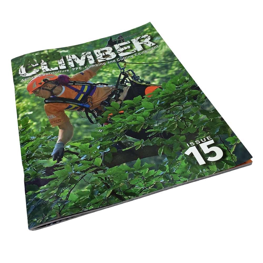 Arb Climber No. 15 Magazin leicht schräg liegend, zeigt das gleiche Cover mit Baumkletterer in orangefarbenem Helm und orangefarbenem Oberteil, umgeben von grünen Blättern