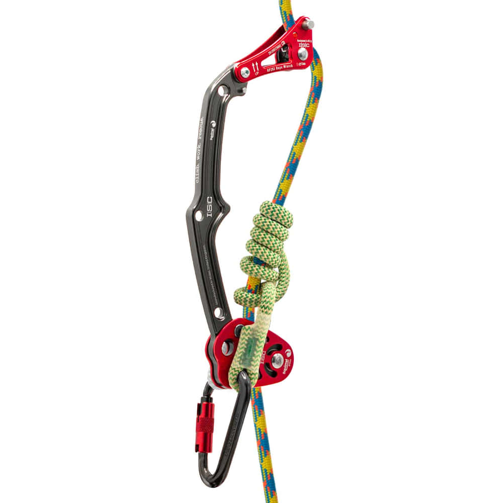 Rope Wrench Squirrel PPE Regulations System Kit mit rotem und schwarzem Metallgerät, grün-weißem Seil und schwarzem Karabiner von ISIC