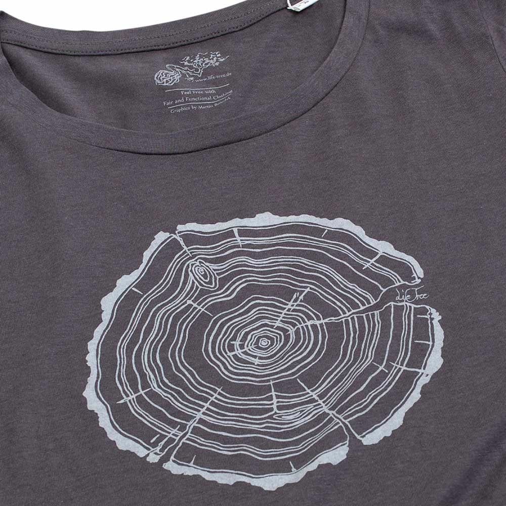 Nahaufnahme eines grauen Treeslice Women T-Shirts mit weißem Baumstammschnitt-Design auf der Vorderseite und sichtbarem Rundhalsausschnitt