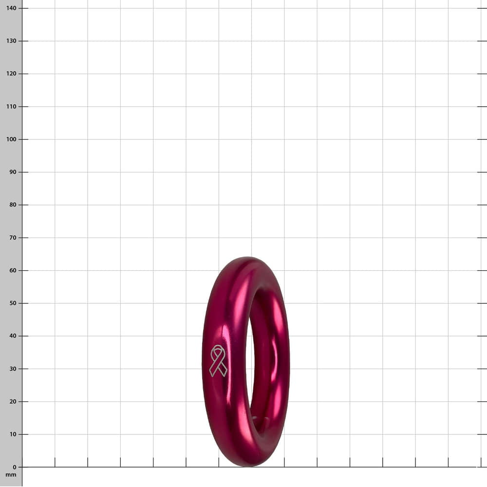 Rosa Aluring 40 Ring mit glatter Oberfläche und kleinem weißem Schleifen-Symbol vor kariertem Hintergrund
