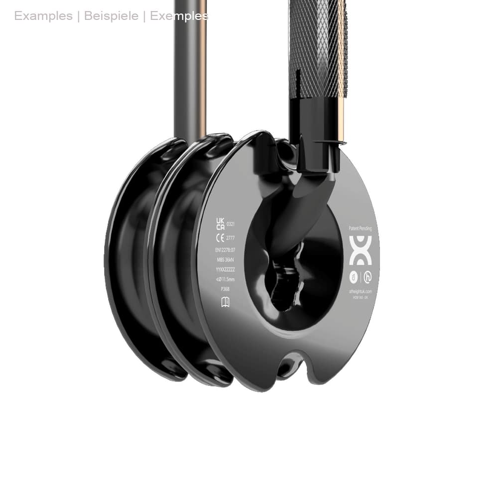 PulleyOne Pro schwarze Doppelscheibe mit Karabinerhaken, Seitenansicht vor weißem Hintergrund