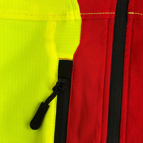 Nahaufnahme des Reißverschlusses der Grignan R Jacke in Rot und Gelb mit schwarzem Zipper und gelben Nähten