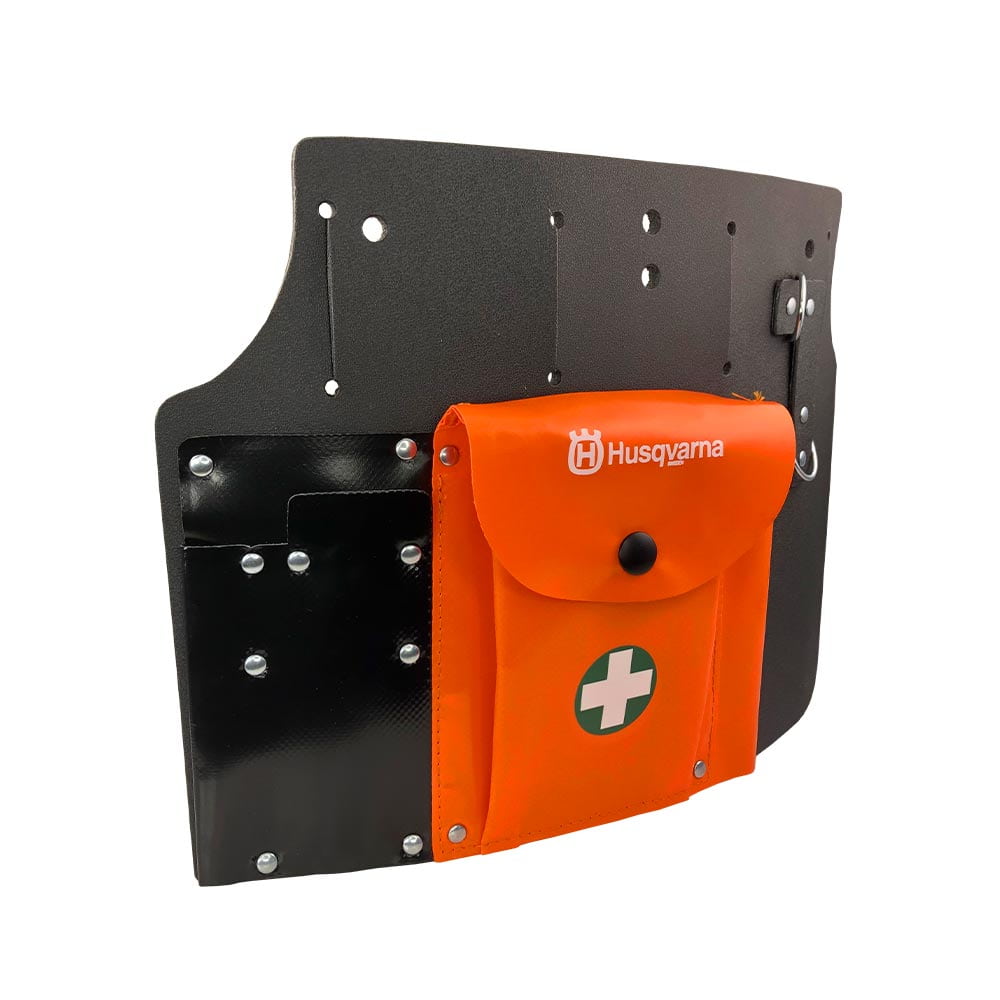 Werkzeugtasche mit schwarzem und orangefarbenem Fach, orangefarbenes Fach mit Husqvarna-Logo und weißem Kreuz, schwarze Rückwand mit Löchern und Metallringen, seitliche Ansicht