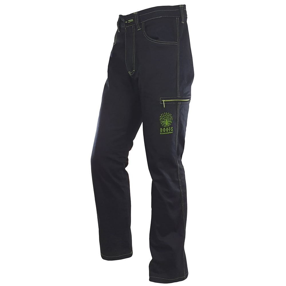Roots Pure Outdoorhose in Schwarz mit grüner Naht und grüner Stickerei eines Baums und Schriftzug "ROOTS freeworker" auf dem Hosenbein