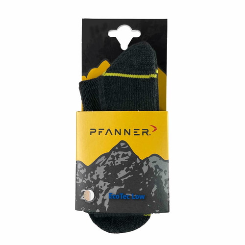 Verpackte schwarze Socke mit gelben und grauen Elementen, Hersteller Pfanner und Produktname EcoTec Low sichtbar