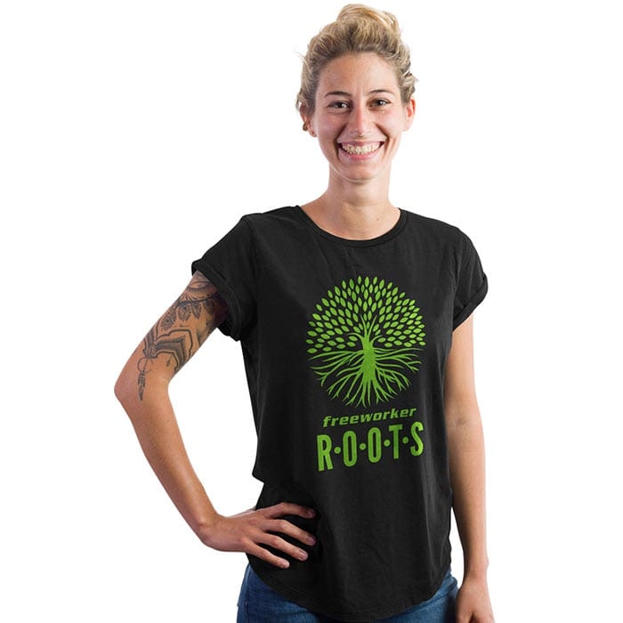 Frau trägt schwarzes T-Shirt mit grünem Baum-Logo und Schriftzug "freeworker ROOTS", Produktname Roots Pure Women