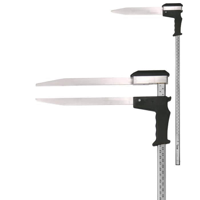 Waldmeister Messgerät mit schwarzem Griff und zwei langen, flachen Metallblättern, ein Lineal mit Zentimeterangabe ist angebracht