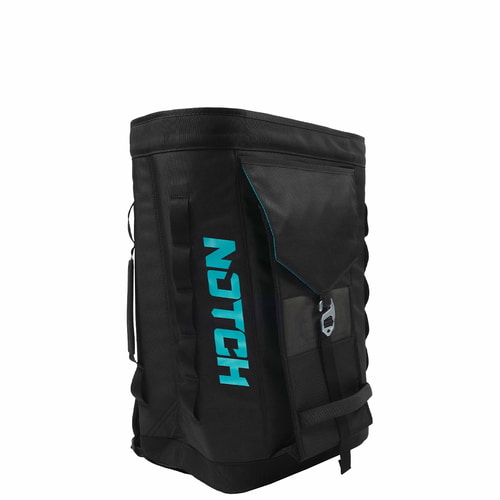 Schwarze Approach Bag mit türkisfarbenem NOTCH-Logo auf der Seite und einer Frontklappe mit Schnalle