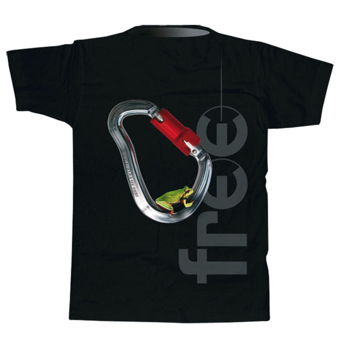 Schwarzes T-Shirt, Rückseite mit gleichem Aufdruck wie Vorderseite: silberner Karabiner mit rotem Verschluss und kleinem grünen Frosch darin, daneben der Schriftzug "free" in Grau, Produktname Tree Frog