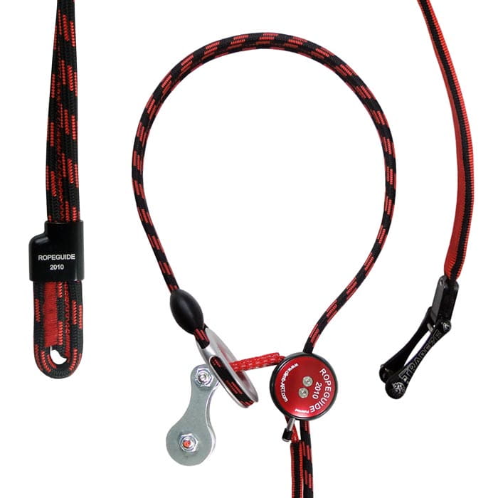 RopeGuide 2010 Link 2 Seilrolle mit rotem und schwarzem Seil, Nahaufnahme mit Metallteilen und schwarzem Clip
