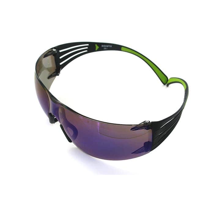 SecureFit 400 Schutzbrille mit schwarzem Rahmen und violett getönten Gläsern, grüne Akzente an den Bügeln