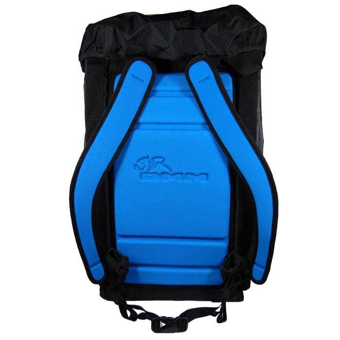 DMM Porter 70 Rucksack mit blauer gepolsterter Rückenplatte und schwarzen Schultergurten mit DMM Logo auf der Rückenplatte