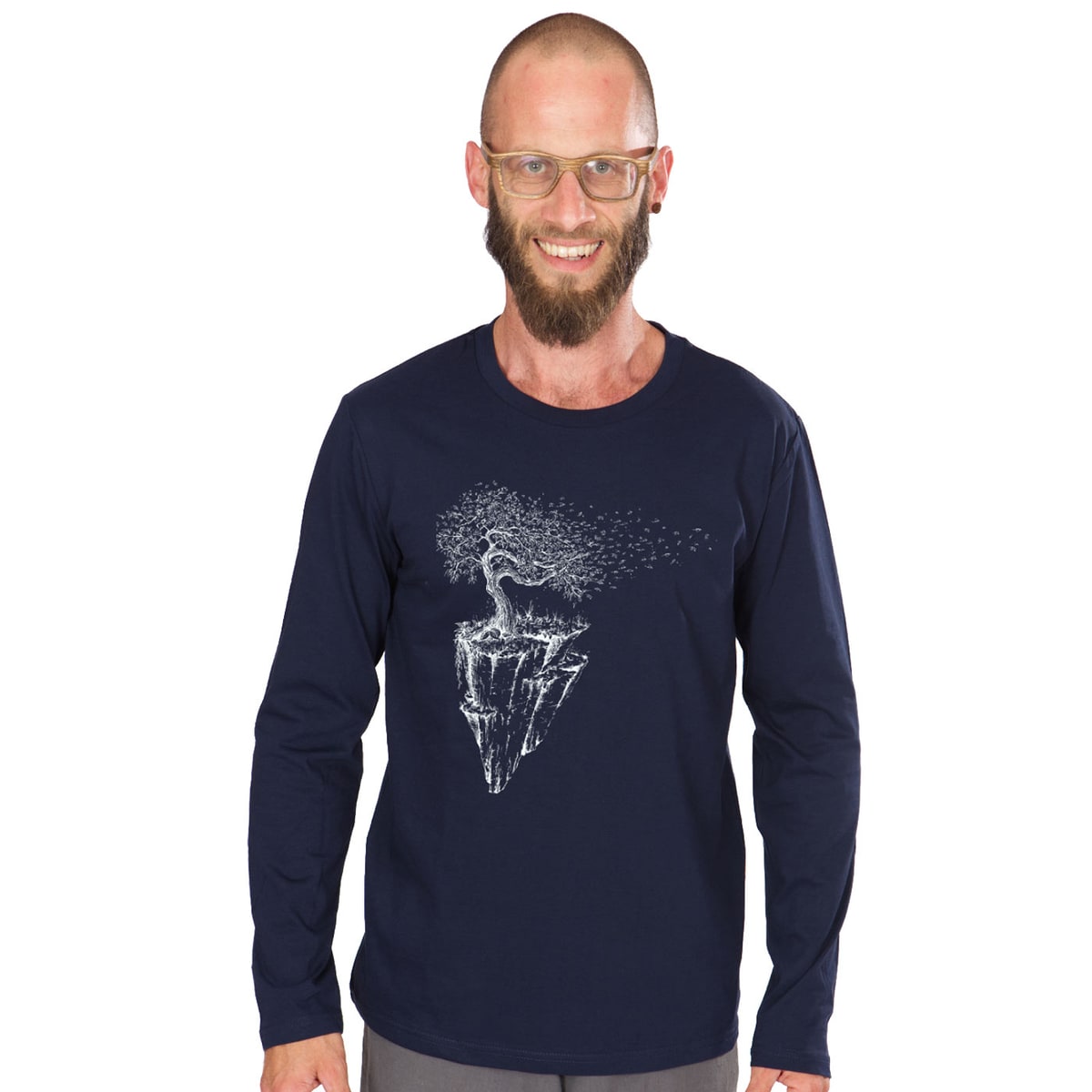 Island Longsleeve, dunkelblaues Langarmshirt mit weißem Motiv eines Baums auf einer schwebenden Felseninsel, getragen von einem Mann mit Brille und Bart