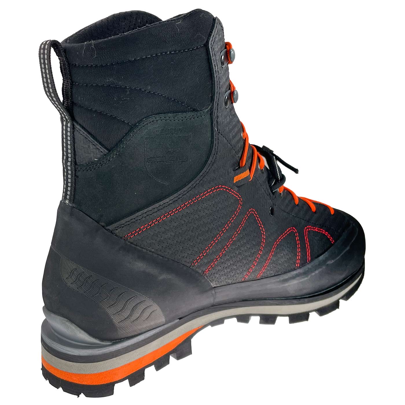 Evo Safety Schuh in Schwarz mit orangefarbenen Schnürsenkeln von hinten rechts, Herstellername nicht sichtbar