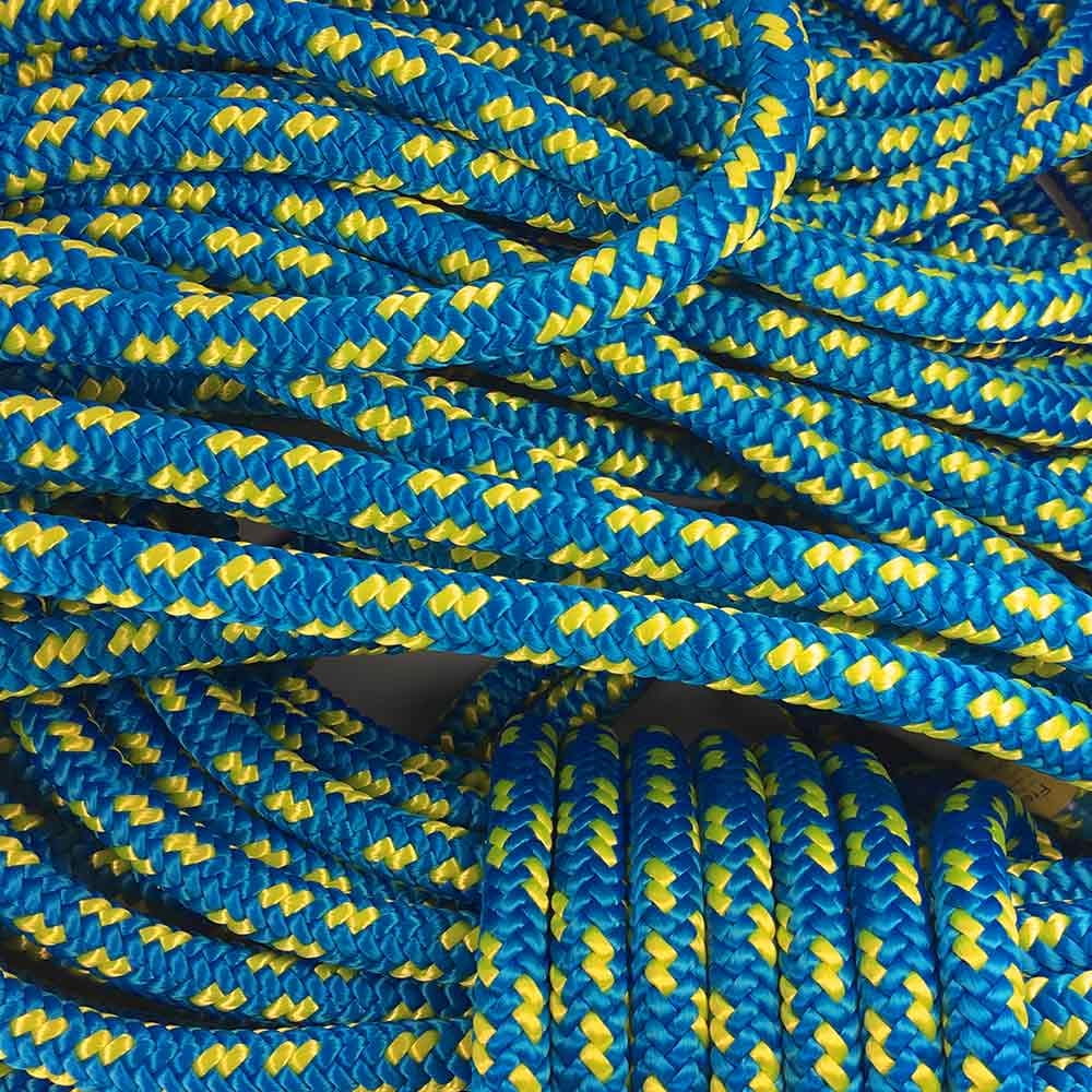 Mehrere blaue und gelbe Seile XP-e Aruba liegen lose und aufgerollt übereinander