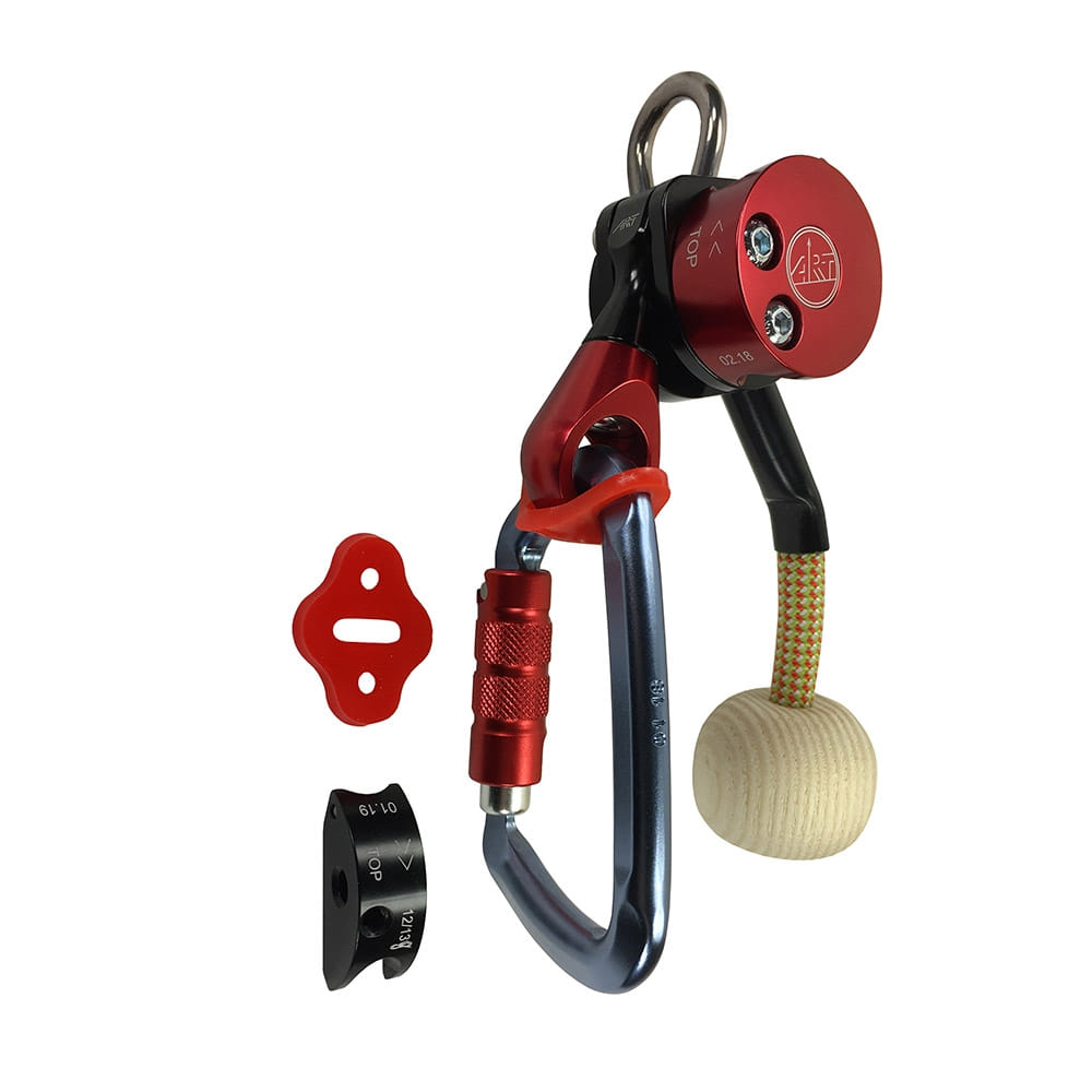 LockJack 2 Klettergerät mit rotem Metallgehäuse, grauem Karabiner, rotem Verschluss und Holzgriff an gelb-rotem Seil, dazu rote und schwarze Einzelteile
