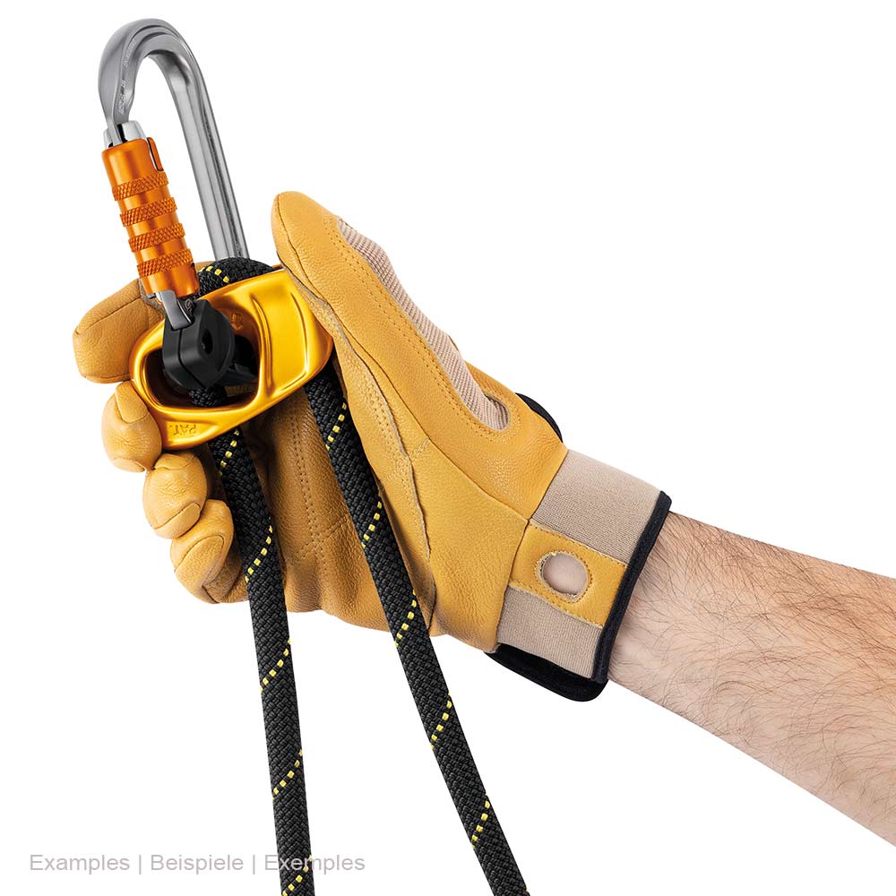 Hand mit gelbem Arbeitshandschuh hält das gelbe Metallgerät mit schwarzem Seil und einem silbernen Karabiner