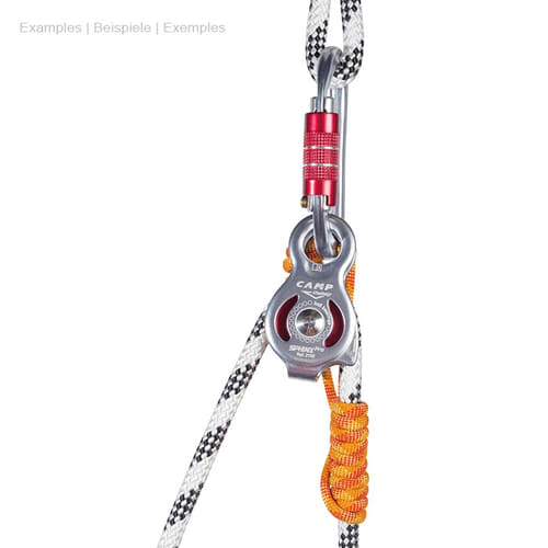 Sphinx Pro von CAMP, silberne Umlenkrolle mit roter Rolle, befestigt an einem Karabiner und zwei Seilen, eines weiß-schwarz und eines orangefarben