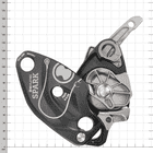 Schwarzes Gerät mit silbernem Hebel, offen mit sichtbaren mechanischen Teilen und Aufdruck "Skylotec Spark"