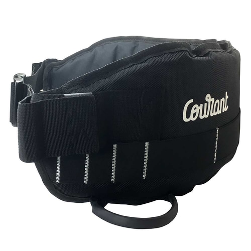 Schwarzer Cross Belt mit weißen Nähten und Schriftzug "Courant" aus seitlicher Perspektive, Hersteller nicht sichtbar