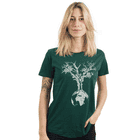 Weltenbaum Women T-Shirt in Dunkelgrün mit weißem Baum- und Erdkugel-Print, Modell getragen von Frau mit blonden Haaren und Tätowierung am linken Arm