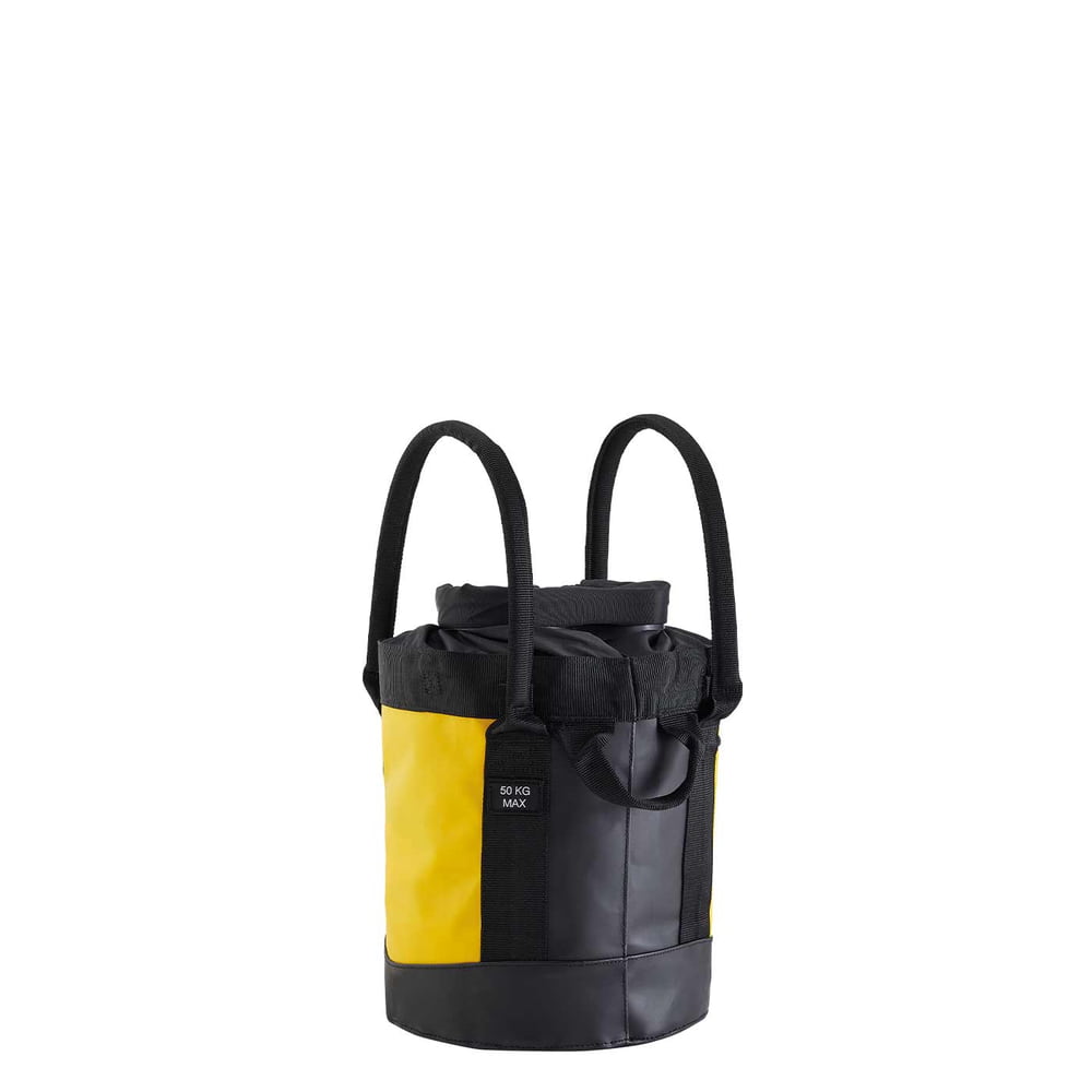 Gelber und schwarzer Petzl Bucket 15 Seilsack mit zwei langen Griffen und kleiner Schlaufe, Rückansicht