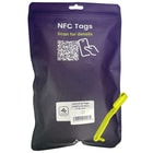Rückseite der violetten Verpackung der Schlingen NFC Tag von Scannable mit einem QR-Code, Text "NFC Tags Scan for details" und einem weißen Aufkleber, zwei gelbe Schlingen liegen außen