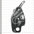 Schwarzes Gerät mit silbernem Hebel und Aufdruck "Skylotec Spark" mit weißen Linien und Symbolen, Knopf mit der Aufschrift "Press & Slide"
