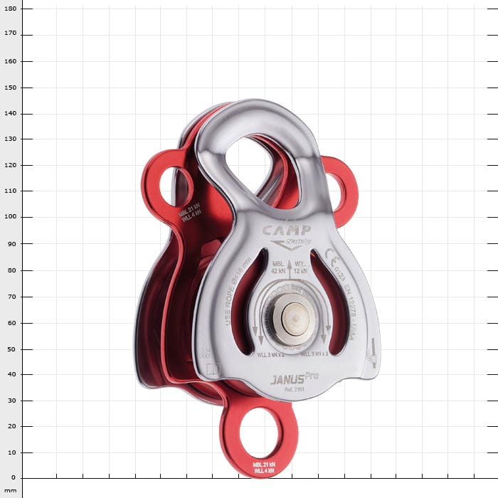 Janus Pro von CAMP, ein silberner und roter Umlenkrollenblock aus Metall mit drei Befestigungsösen und sichtbaren technischen Angaben auf der Vorderseite