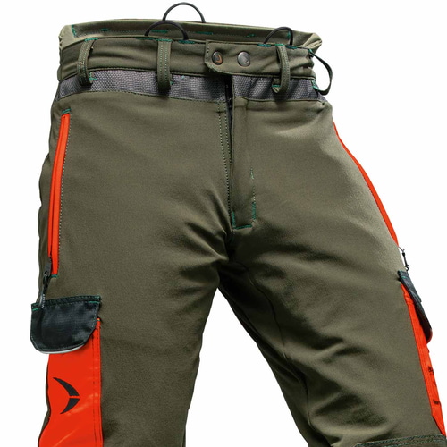Nahaufnahme der Arborist Slim Fit Arbeitshose in Olivgrün mit Details an Bund, Reißverschluss und Knöpfen