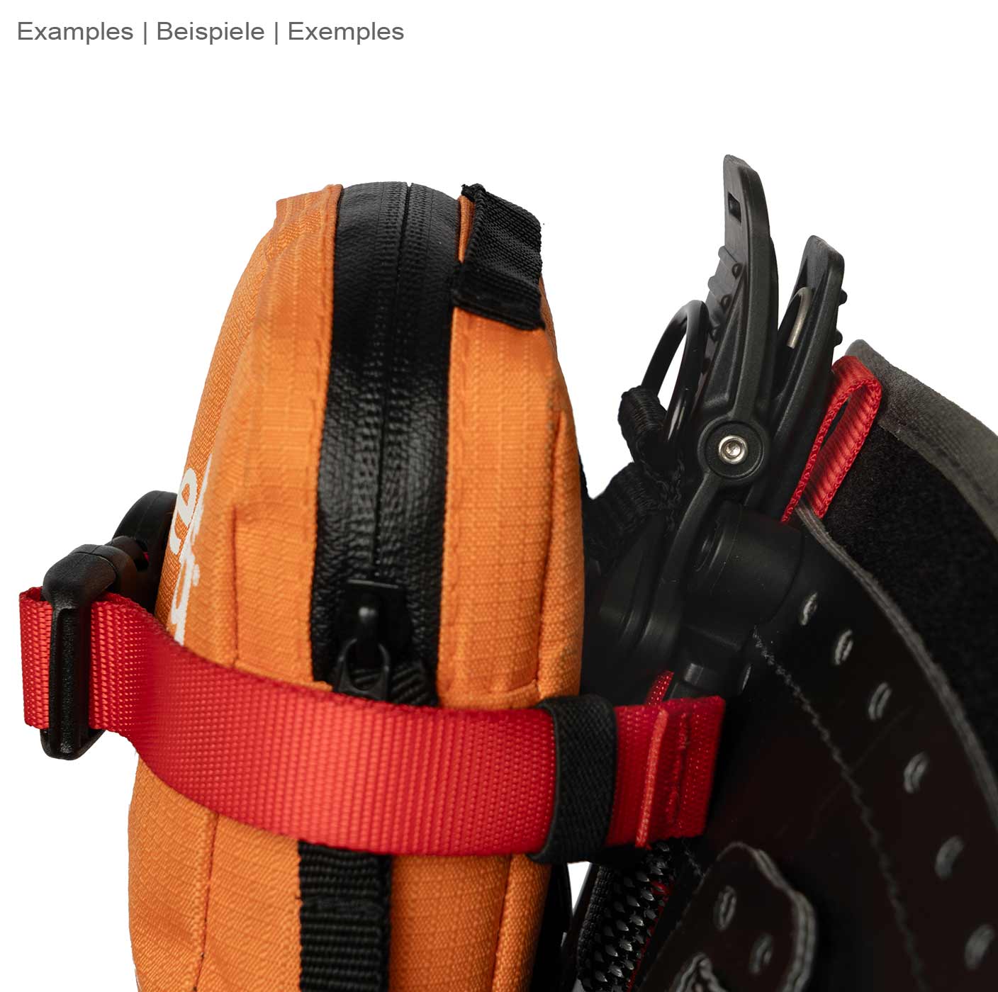 Caiman von DMM, rotes Band befestigt an einer orangefarbenen Tasche mit Reißverschluss und schwarzem Klettverschluss