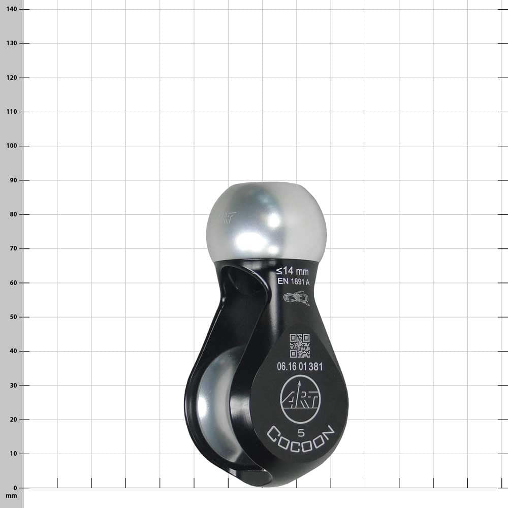 Cocoon 5, schwarzes und silbernes Seilrollelement mit Aufdrucken und QR-Code, Ansicht leicht schräg von vorne