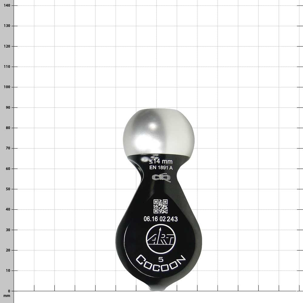 Cocoon 5, schwarzes und silbernes Seilrollelement mit Aufdrucken und QR-Code, Vorderansicht