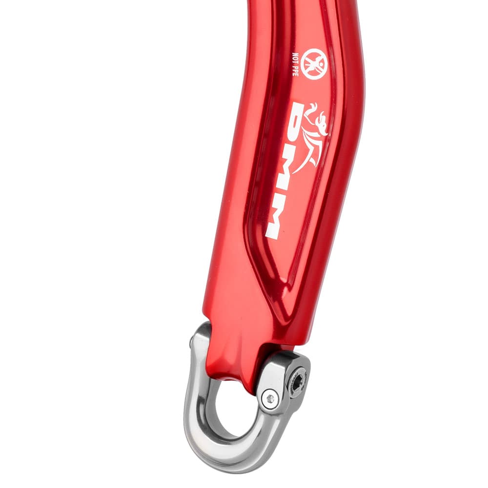 Nahaufnahme des unteren Teils vom Captain von DMM, rotes Metall mit weißem Logo und silbernem Haken
